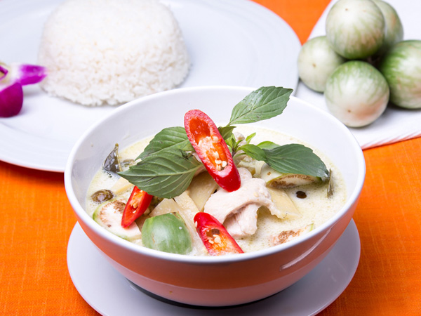 Gaeng Kiau Wan - Pouletfleisch, Grüner Curry mit Thai Auberginen, basilikum und Kokosmilch