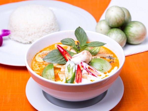 Gaeng Phet - Pouletfleisch, Rotes Curry mit Bambusssprossen, Thai Auberginen, Thai Basilikum und Kokosmilch