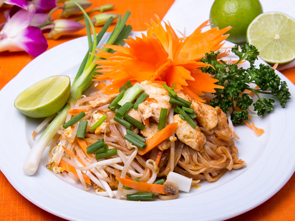Pad Thai - Gebratene Reisnudeln mit Poulet, Sojasprossen, gemahlen Erdnüssen und Gemüse.