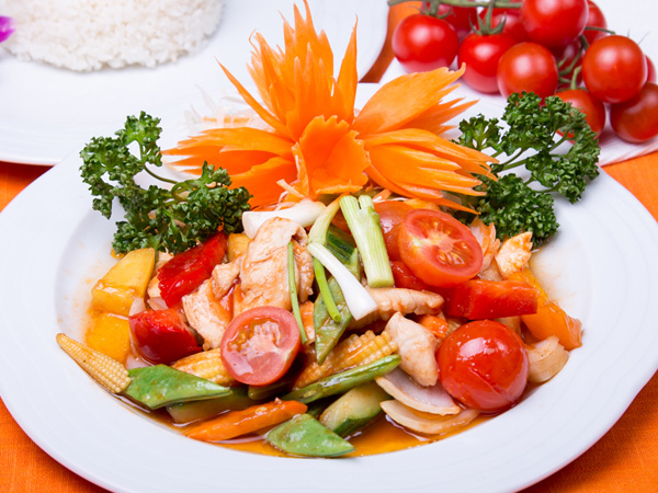 Phad Priau Wan - Pouletfleisch. Süss-sauer mit Ananas und Gemüse